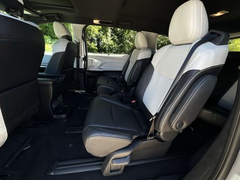 Used 2025 Toyota Sienna XSE w/ XSE Plus Package FWD image 34