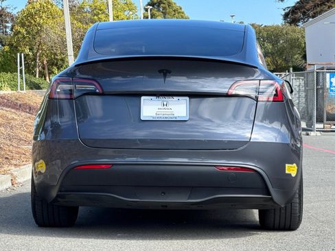 Used 2022 Tesla Model Y Performance AWD/4WD image 9
