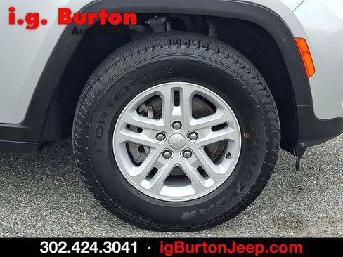Certified 2023 Jeep Grand Cherokee Laredo AWD/4WD image 8