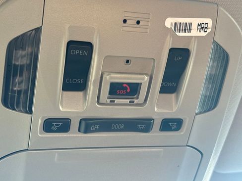 Used 2021 Toyota Highlander XLE image 37