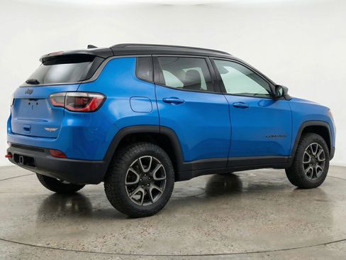 Used 2025 Jeep Compass Trailhawk AWD/4WD image 9