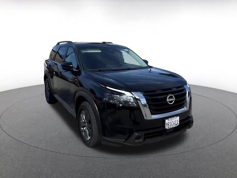 Used 2025 Nissan Pathfinder SV FWD image 3