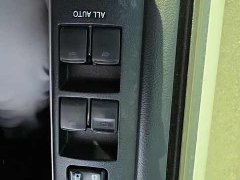 Used 2018 Toyota 4Runner SR5 AWD/4WD image 16