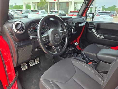 Used 2013 Jeep Wrangler Unlimited Rubicon w/ Connectivity Group AWD/4WD image 11