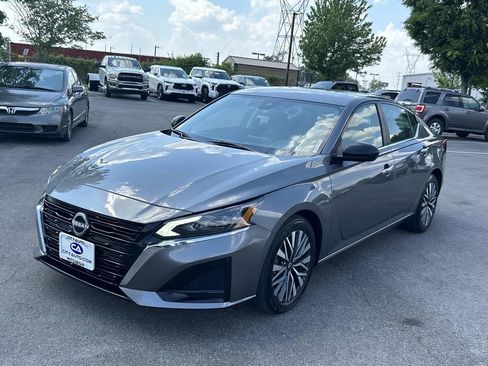 Used 2025 Nissan Altima 2.5 SV FWD image 9