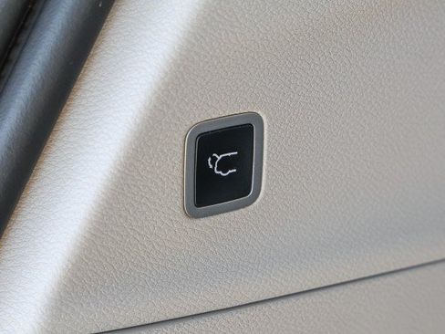 Used 2021 Chrysler Pacifica Touring-L FWD image 34