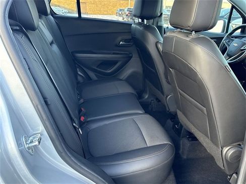 Used 2022 Chevrolet Trax LT w/ LT Convenience Package image 25