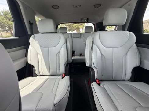 Used 2025 Hyundai Palisade SEL FWD image 34