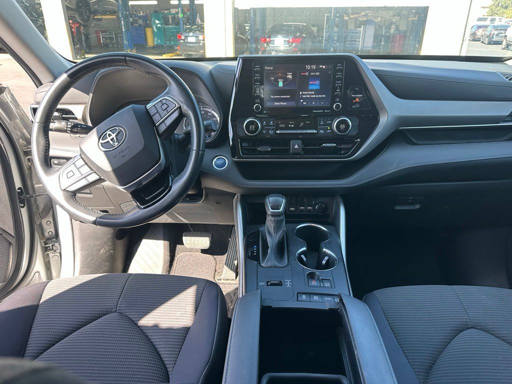 Used 2021 Toyota Highlander LE AWD/4WD image 9