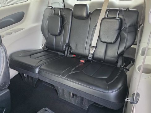 Used 2023 Chrysler Pacifica Touring-L FWD image 14