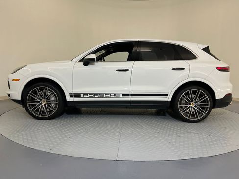 Used 2022 Porsche Cayenne Platinum Edition image 2