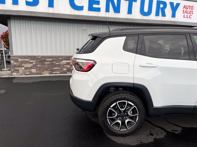 Used 2025 Jeep Compass Trailhawk AWD/4WD image 11
