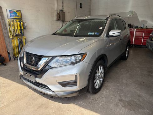 Used 2020 Nissan Rogue SV FWD image 1