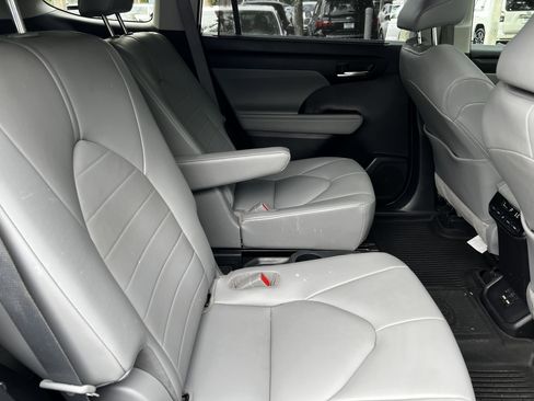 Used 2021 Toyota Highlander XLE AWD/4WD image 39