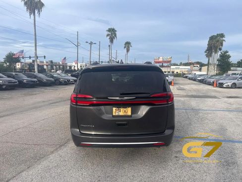 Used 2022 Chrysler Pacifica Touring-L FWD image 6
