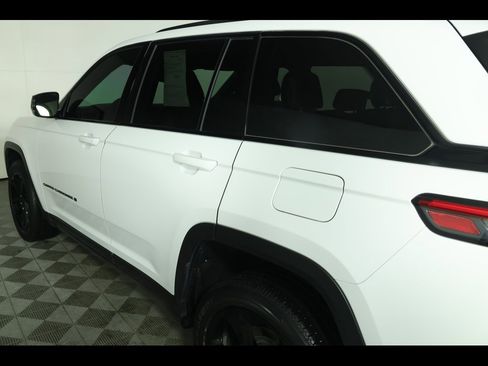 Used 2023 Jeep Grand Cherokee Altitude image 17