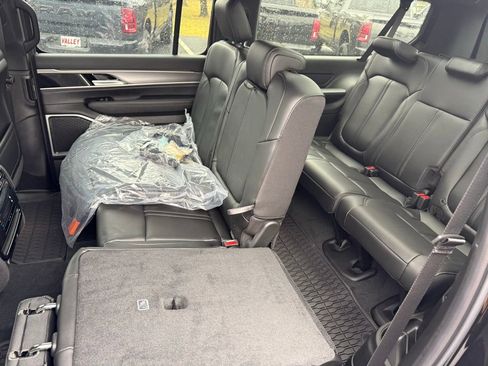 New 2026 Jeep Grand Wagoneer L 4WD w/ Premium Group I image 37