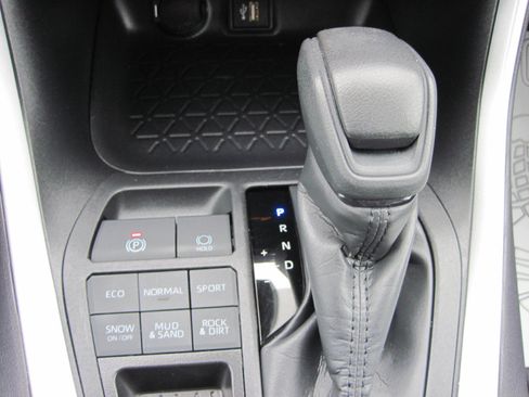 Used 2025 Toyota RAV4 XLE AWD/4WD image 19