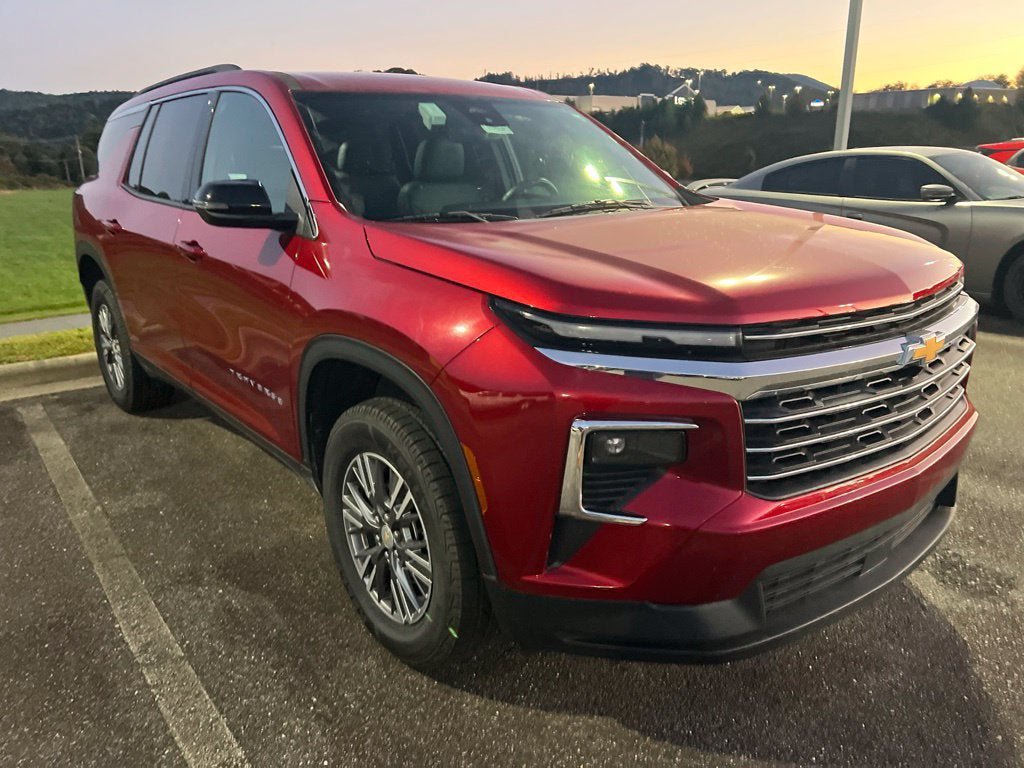 Used 2025 Chevrolet Traverse LT AWD/4WD image 3