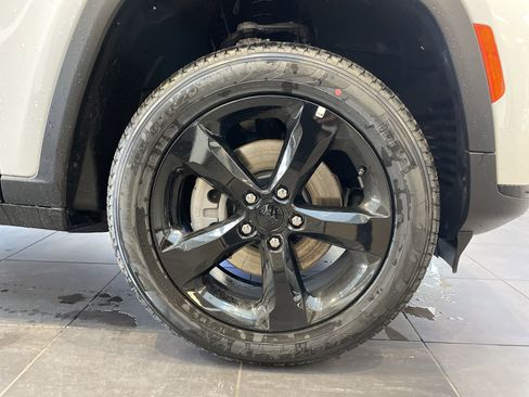 Used 2025 Jeep Grand Cherokee L Limited w/ Black Appearance Package image 12