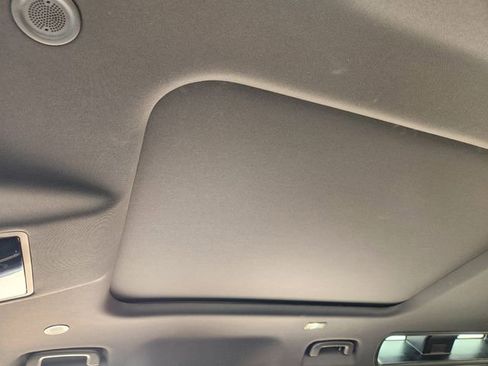 Used 2025 Land Rover Defender 110 X-Dynamic SE image 24