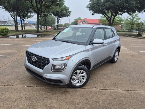 Used 2021 Hyundai Venue SE FWD image 1