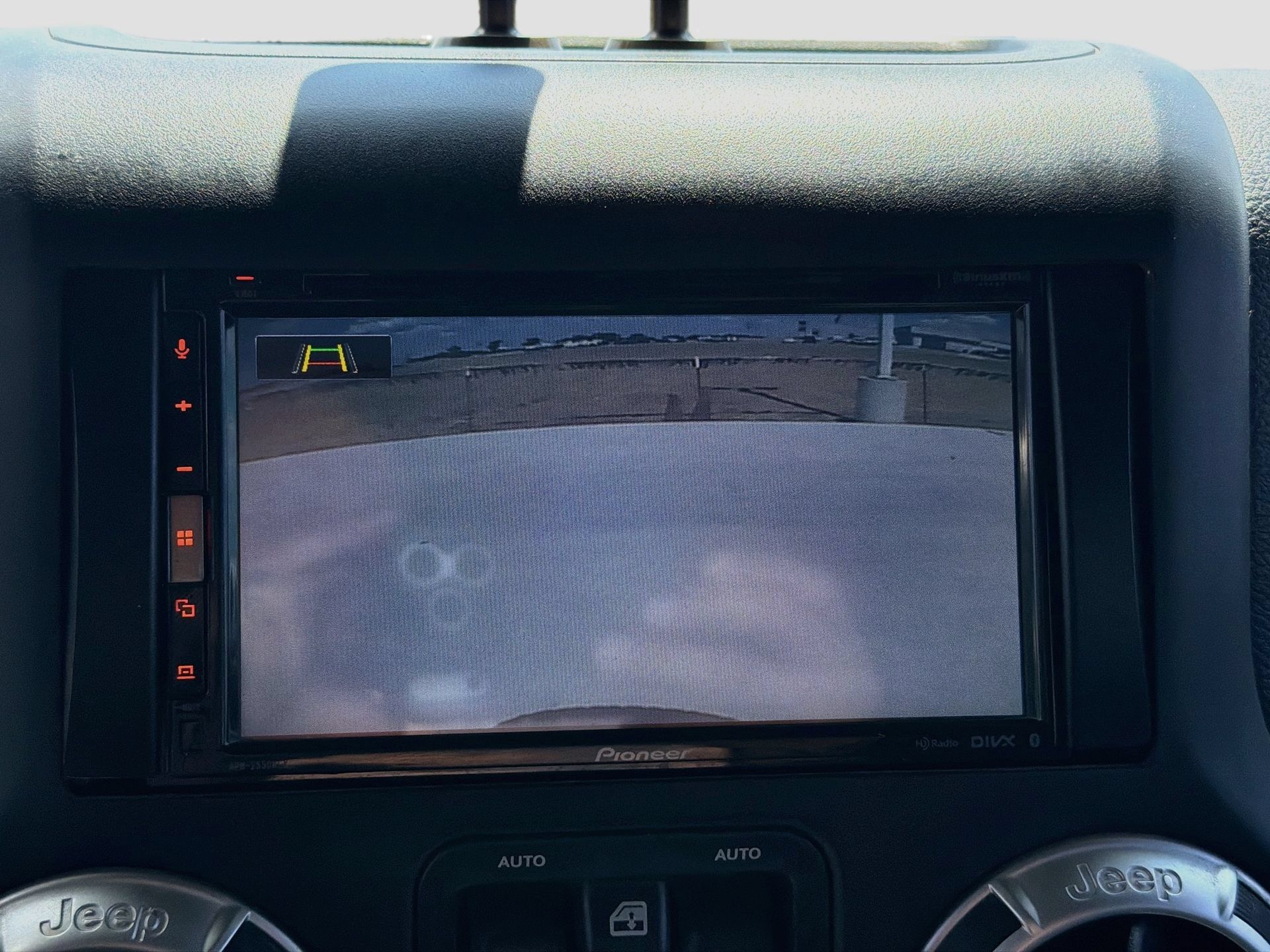 Used 2018 Jeep Wrangler Unlimited Sahara w/ Connectivity Group AWD/4WD image 12