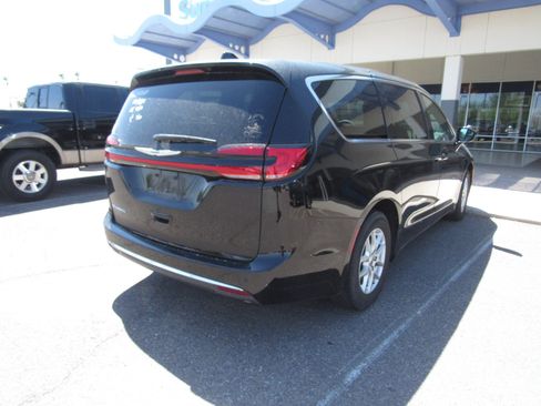 Used 2025 Chrysler Pacifica Select FWD image 3