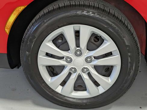 Used 2025 Kia Soul LX FWD image 3