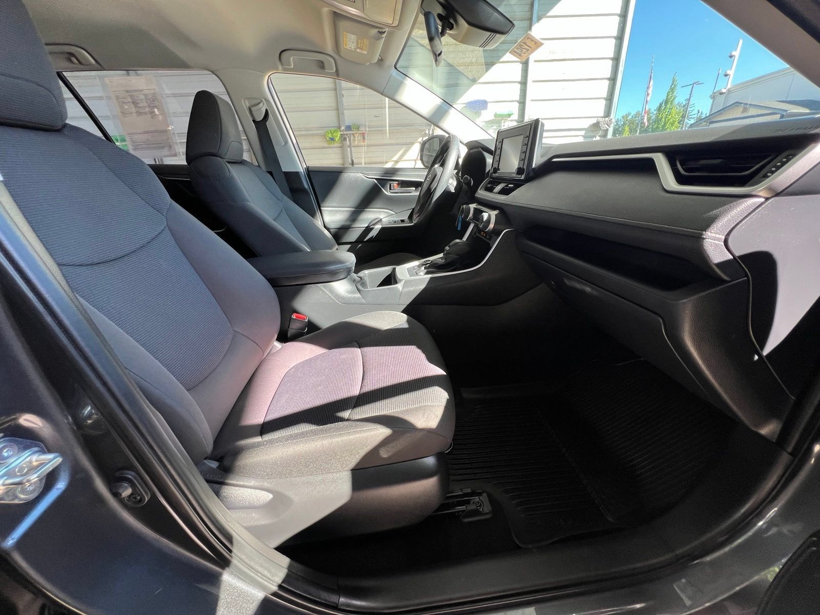Used 2022 Toyota RAV4 LE AWD/4WD image 16