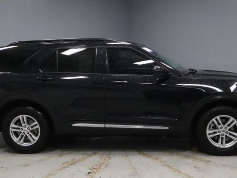 Used 2023 Ford Explorer XLT AWD/4WD image 12