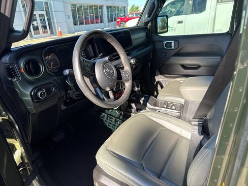 Used 2024 Jeep Gladiator Mojave AWD/4WD image 14