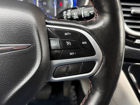 Used 2019 Chrysler Pacifica Touring-L FWD image 29