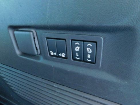 Used 2023 GMC Yukon XL Denali image 32