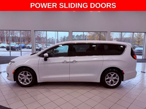 Used 2017 Chrysler Pacifica Touring Plus w/ Tire & Wheel Group image 4