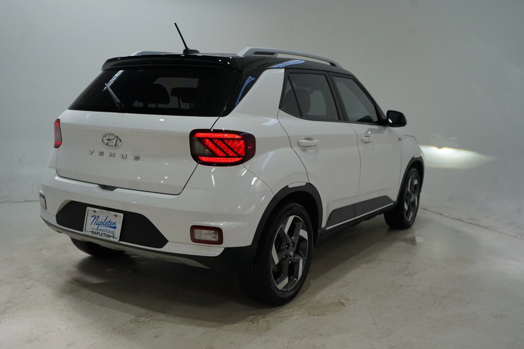 Used 2024 Hyundai Venue Limited FWD image 8