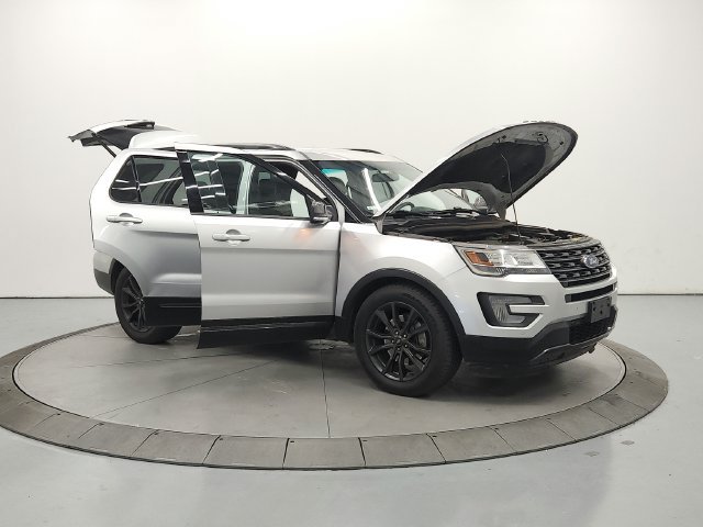 Used 2017 Ford Explorer XLT w/ Equipment Group 202A FWD image 10