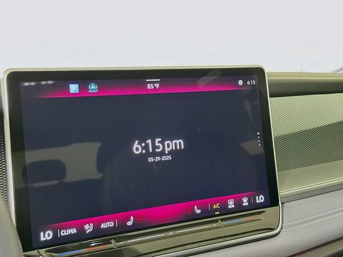 Used 2025 Volkswagen Tiguan SE FWD image 14