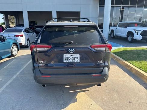 Used 2021 Toyota RAV4 XLE Premium image 7