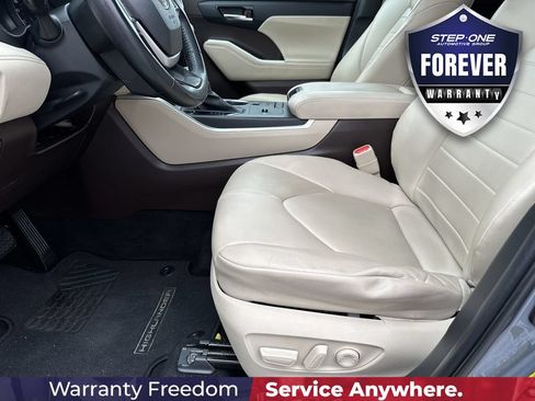 Used 2022 Toyota Highlander XLE FWD image 14