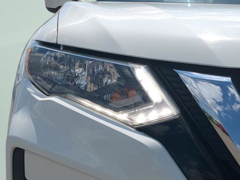 Used 2017 Nissan Rogue SV FWD image 22