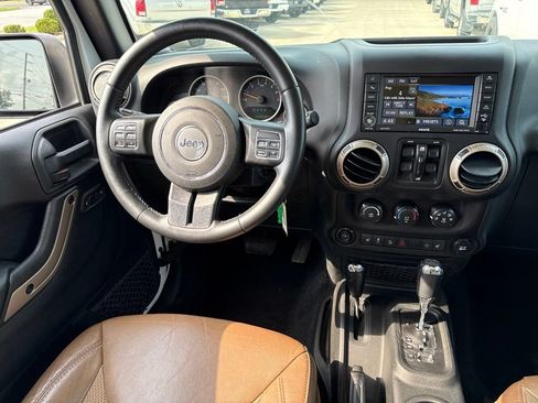 Used 2017 Jeep Wrangler Unlimited Sahara AWD/4WD image 8