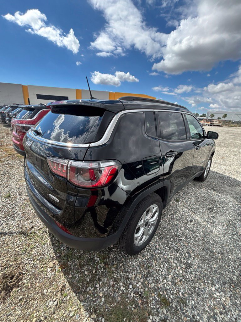 Used 2025 Jeep Compass Latitude w/ Sun & Sound Group AWD/4WD image 4