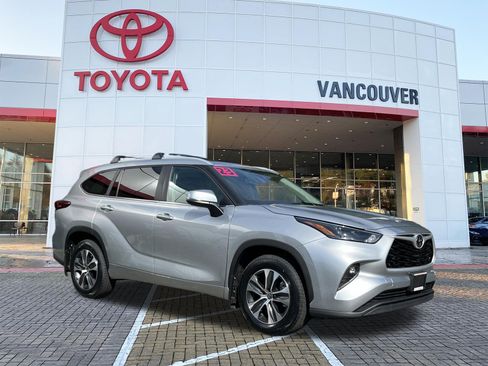 Used 2023 Toyota Highlander XLE AWD/4WD image 1