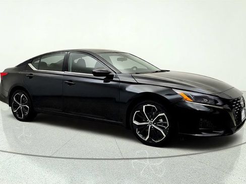 Used 2023 Nissan Altima 2.5 SR w/ SR Premium Package AWD/4WD image 3
