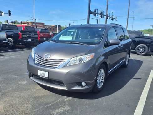 Used 2017 Toyota Sienna XLE Premium image 31