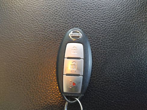 Used 2017 Nissan Titan SV RWD image 32