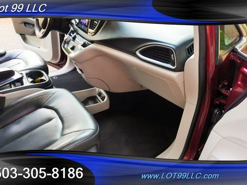 Used 2017 Chrysler Pacifica Touring-L FWD image 35