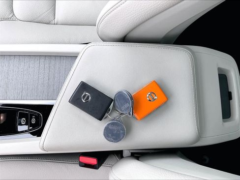 Used 2025 Volvo V60 B5 Cross Country Plus image 14