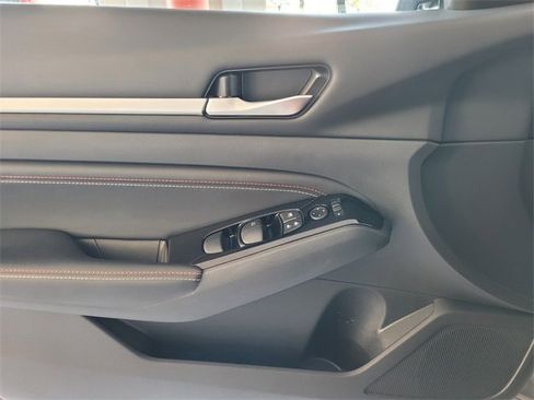 Used 2023 Nissan Altima 2.5 SR w/ SR Premium Package image 21